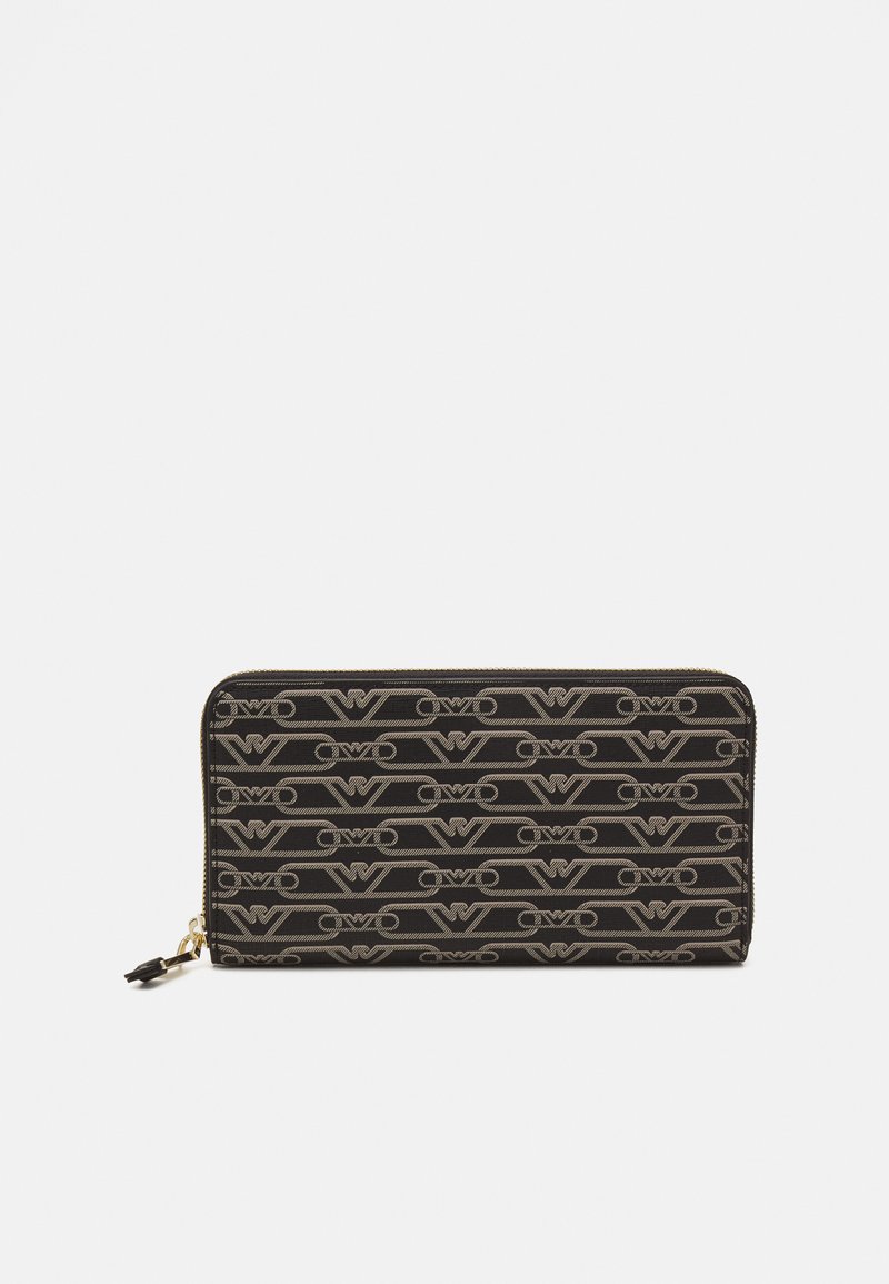 Portafoglio nero realizzato in materiale resistente, caratterizzato da un design a motivo con logo ripetuto, hardware dorato e chiusura con zip.