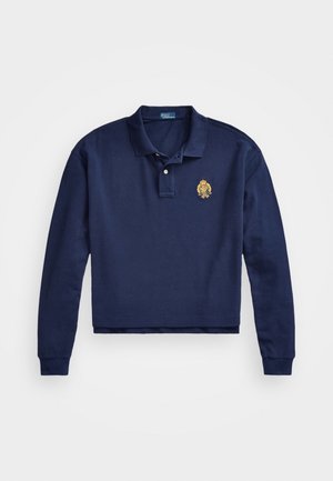 Marineblauw poloshirt met lange mouwen, een kraag, twee knopen, geribbelde manchetten en een klein goudkleurig geborduurd wapen op de linkerborst.
