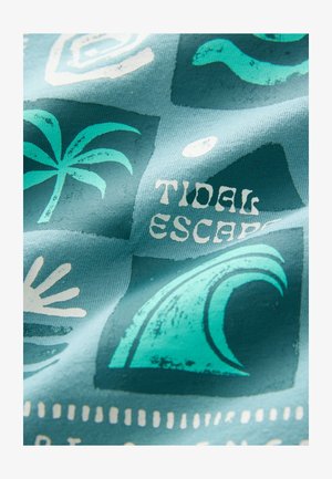 Tessuto stampato con sfondo turchese, palme bianche, onde e la scritta "TIDAL ESCAPE" in lettere nere in grassetto.