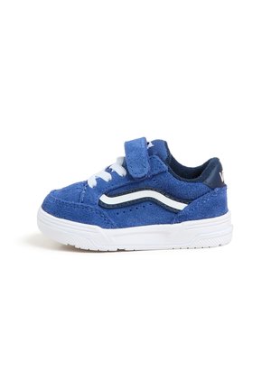 Basket bébé en daim bleu avec semelle blanche, lacets blancs, bride à scratch et détail d'une rayure latérale noire et blanche.