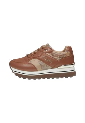 Sneaker in pelle marrone con sovrapposizione in tessuto decorato. Presenta una suola intermedia a strisce bianche e nere e un accento metallico sul tallone.