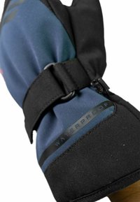 Waterdichte handschoen met een marineblauw en zwart ontwerp, voorzien van een veilige band en een getextureerd materiaal voor grip en duurzaamheid.