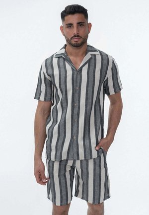 Chemise à manches courtes pour hommes en lin mélangé rayé gris et beige avec boutons. Elle présente un col en V et des poches avant.