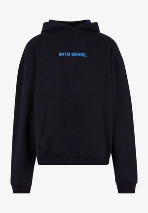 Schwarze Kapuzenjacke mit einer Fronttasche, bedruckt mit blauer Schrift "9N1M SENSE." auf der Brust. Weicher Stoff mit lockerer Passform und verstellbarem Kapuzenbereich.