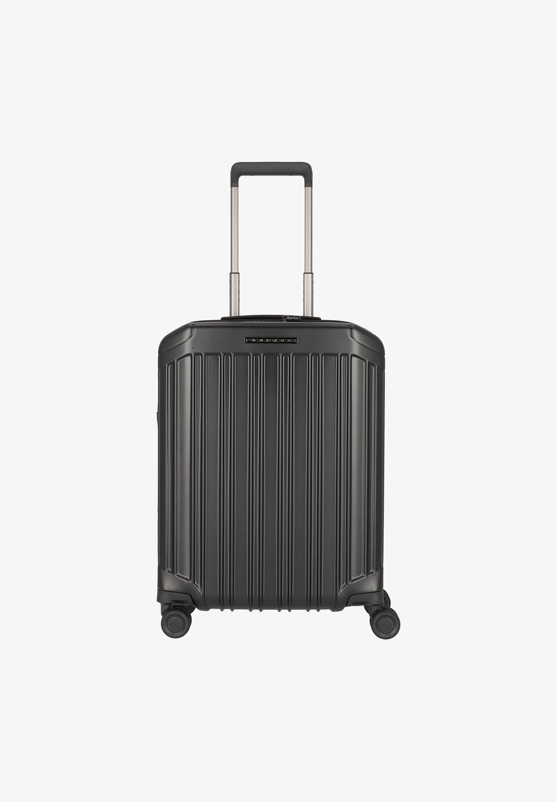 Valise rigide noire avec des rainures verticales, poignée rétractable et quatre roues pivotantes à 360 degrés pour une maniabilité facile.