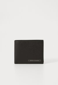 Portofel bifold negru din material sintetic texturat, cu un placaj metalic cu logo și un model subtil pentru un plus de detaliu. Design compact.