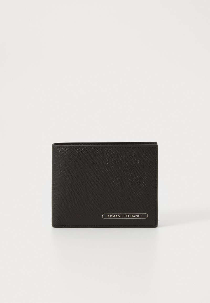 Portofel bifold negru din material sintetic texturat, cu un placaj metalic cu logo și un model subtil pentru un plus de detaliu. Design compact.