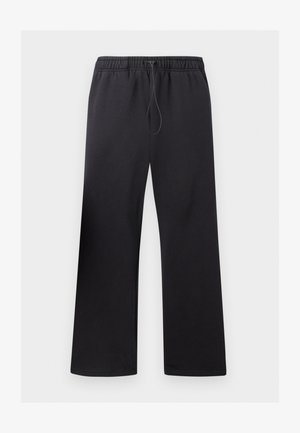 Pantaloni sportivi neri realizzati in tessuto morbido, con un design a gamba larga, vita elastica e cordino regolabile. Texture liscia senza motivi.