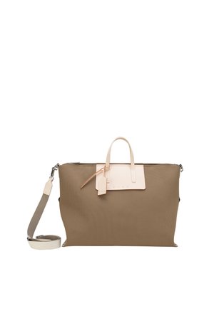 Duża prostokątna torba na ramię w kolorze taupe z jasnoróżowymi uchwytami, przednią naszywką z metką oraz odpinanym paskiem na ramię w kolorze taupe, prezentowana na białym tle.