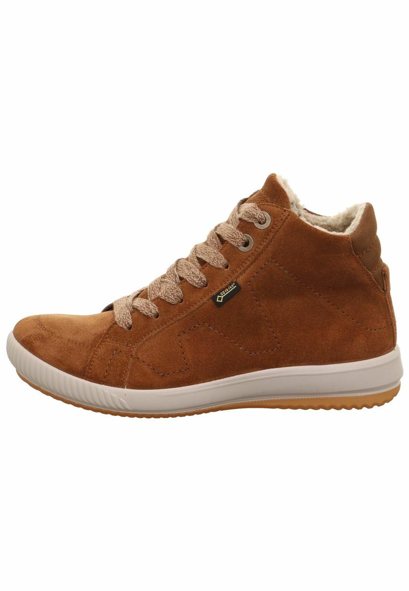 Brązowe zamszowe sneakersy typu high-top z teksturowaną powierzchnią, kremowym wykończeniem i beżowym sznurowadłem. Posiadają gumową podeszwę z gumowym spodem.