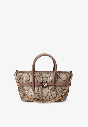 Borsa con motivo a serpente beige con accenti marroni, dotata di due manici, una tracolla a catena e una chiusura con logo circolare sulla parte anteriore.