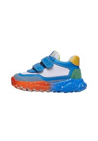 Sneaker blu e bianco con due fasce in velcro, dotato di una suola testurizzata blu, arancione e verde con accenti di graniglia.
