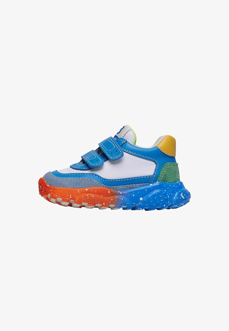 Baskets bleues et blanches avec deux straps Velcro, dotées d'une semelle texturée en bleu, orange et vert avec des accents mouchetés.