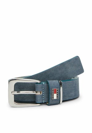 Ceinture en denim bleue avec une finition texturée, dotée d'une boucle en métal argenté et d'une attache marquée du logo "TOMMY JEANS".