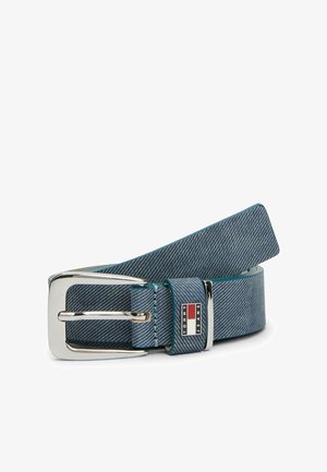 Blauwe denimriem met een gestructureerde afwerking, voorzien van een zilverkleurige metalen gesp en een merkloop met het "TOMMY JEANS"-logo.