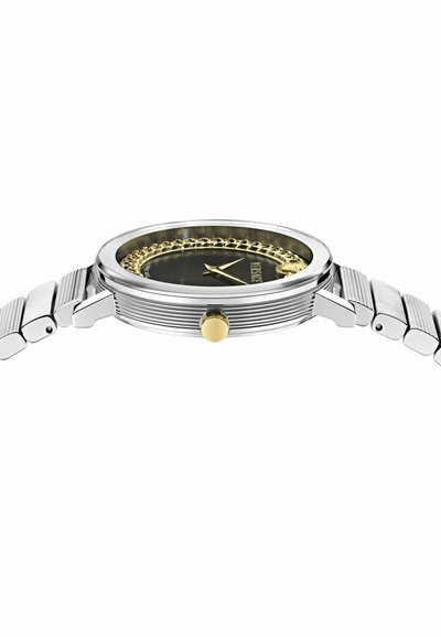 Montre-bracelet en métal argenté avec un cadran noir, détail de chaîne dorée à l'intérieur du cadran, aiguilles dorées et couronne dorée sur le côté.