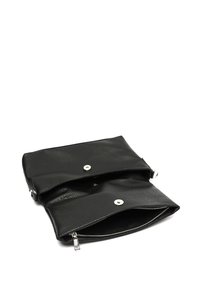 Clutch in pelle nera con superficie testurizzata, dotata di chiusura a scatto frontale e di un compartimento con zip nella parte inferiore.