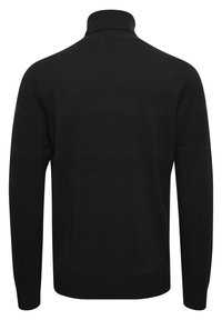 Schwarzer gestrickter Pullover mit hohem Kragen, der strukturierten horizontalen Streifen und einem glatten Körper. Lange Ärmel mit gerippten Bündchen.