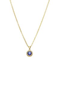 Gouden ketting met een ronde hanger waarin een blauwe edelsteen is bevestigd, omringd door kleine, heldere kristallen, met een gepolijste afwerking.