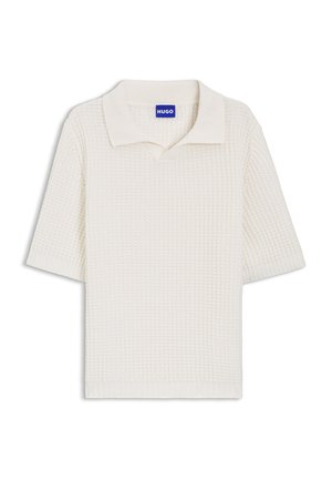 Biała krótka dzianinowa koszulka polo z teksturowanym wzorem, prążkowanym kołnierzykiem i mankietami, z oznaczeniem marki Hugo wewnątrz kołnierzyka.