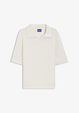 Polo blanc à manches courtes en maille avec motif texturé, col et poignets côtelés, étiquette Hugo de marque à l'intérieur du col.