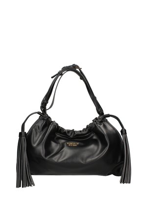 Borsa a mano in pelle nera con un design arricciato, due lunghe nappine e un logo dorato. Presenta una singola tracolla curvata per il trasporto.