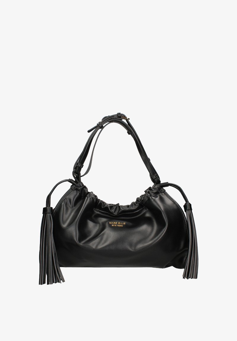 Borsa a mano in pelle nera con un design arricciato, due lunghe nappine e un logo dorato. Presenta una singola tracolla curvata per il trasporto.