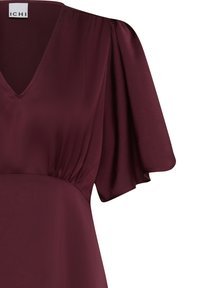 Robe bordeaux à col en V avec taille froncée et manches courtes amples et flottantes de la marque ICHI.