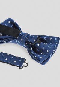 Granatowy muszka wykonana z tkaniny z kwiatowym wzorem w jasnoniebieskim i białym kolorze, z czarnym regulowanym paskiem do zapięcia.