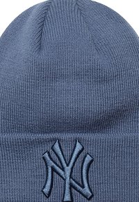 Berretto blu lavorato a maglia con cima arrotondata e orlo a costine, caratterizzato da un logo NY ricamato in blu scuro sulla parte anteriore. Texture morbida e vestibilità elastica.