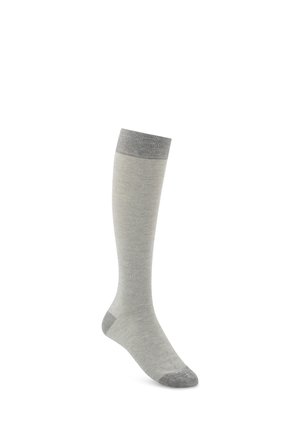 Une chaussette unique gris clair montant jusqu'au genou avec un revers, un talon et un bout plus foncés sur fond blanc.