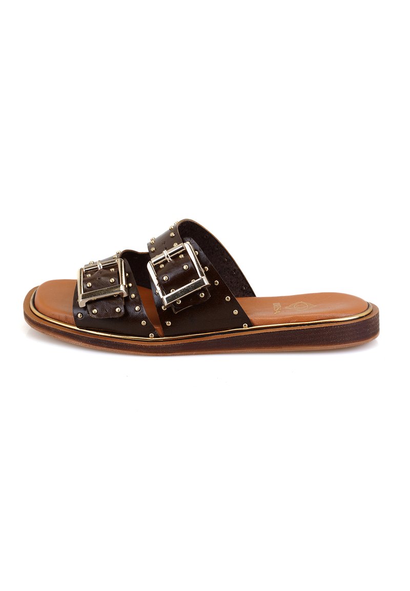 Bruine slide-sandalen met twee brede banden, voorzien van zilveren gespen en decoratieve metalen studs. Gladde leren bovenkant met een platte zool.