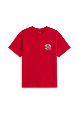 Rotes T-Shirt mit kurzen Ärmeln mit kleinem Vans Family-Grafik und dem Schriftzug "Since 1966" auf der linken Brustseite.