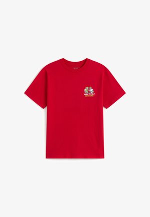 Rotes T-Shirt mit kurzen Ärmeln mit kleinem Vans Family-Grafik und dem Schriftzug "Since 1966" auf der linken Brustseite.