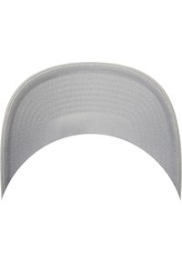 Cappellino da baseball grigio con corona strutturata e arrotondata, visiera ampia e tessuto leggermente testurizzato, con dettagli cuciti lungo i bordi.