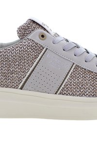 Sneaker grigio chiaro con tomaia in maglia testurizzata, accenti lisci, pannello perforato e lacci. Presenta il logo sul lato e una suola in gomma spessa.