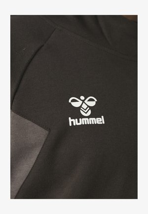 Zwarte stof met een wit gestileerd bijenlogo met het woord "hummel" eronder.