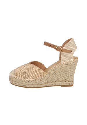 Sandalia cuña espadrille con empeine de tela beige tejida, puntera cerrada, correa al tobillo con hebilla y suela de plataforma de yute trenzado.