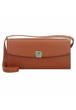 Borsa a spalla in pelle marrone con una finitura liscia, chiusura a patta con un accento metallico e tracolla regolabile.