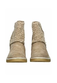 Hnědé semišové ankle boots s texturovaným béžovým límcem z umělé kožešiny, s bílou podrážkou a hladkým povrchem. Jednoduchý design, bez viditelného kování.
