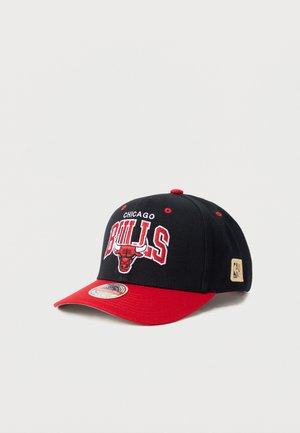Șapcă de baseball Chicago Bulls neagră și roșie cu numele echipei, logo-ul taurului pe față și o emblemă NBA HWC pe lateral.