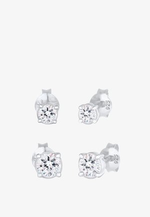 Cercei argintii cu fixare în patru colțuri, având pietre de zirconiu cubic clar, rotunde. Marcati cu "925", indicând argint sterling.