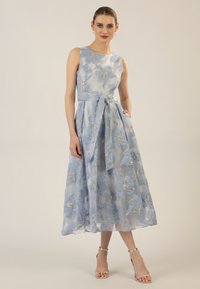 Hellblaues ärmelloses Kleid mit floraler Stickerei und goldenen Akzenten, gefüttert mit einem taillierten Oberteil und einem gebundenen Taillengürtel, bodenlanger Rock.