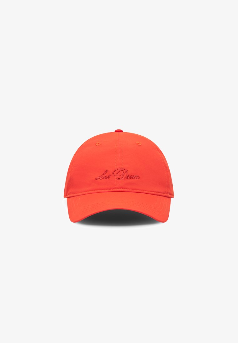 Boné de baseball laranja ajustável, feito de algodão, com uma aba curva e texto bordado na parte da frente, textura suave e design de seis painéis.