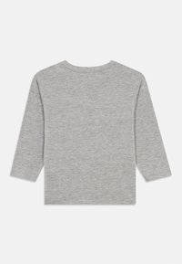 Sivá dlhá tričko s dlhým rukávom vyrobené z mäkkej bavlny, s kruhovým výstrihom a rovnými okrajmi. Jednoduchý dizajn bez viditeľných vzorov alebo akcentov.