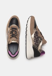 Sportowe buty w brązowym zamszu, czarnej skórze i złotych akcentach. Ozdobione wzorem w panterę i detali z brokatu po bokach, fioletowy akcent na pięcie, gruba biała podeszwa.