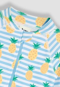 Kurzarmpullover, Reißverschluss-Badeanzug mit einem hellblauen gestreiften Muster, verziert mit gelben Ananas und grünen Blättern, aus dehnbarem Material gefertigt.