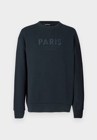 Sudadera azul marino oscuro hecha de algodón suave, con cuello redondo, mangas largas y texto en relieve que dice "PARÍS" en el frente.