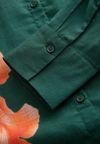 COVER-UP REGULAR FIT - Rannatarvikud - green