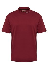 Burgundské tričko s krátkým rukávem vyrobené z bavlny. Má vysoký výstřih a malé logo na límci. Hladká textura, jednoduchý design.